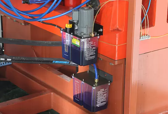 Elektr moylash moyi nasosi uchuvchisiz boshqaruv sharoitida kompyuter boshqaruvi orqali avtomatik ravishda soqol moyini muntazam va miqdoriy ravishda AOK qilishi mumkin, bu esa aylanishni amalga oshirishi mumkin.