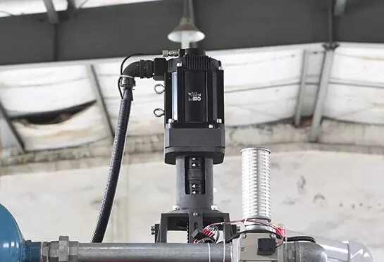 YASKAWA (Yaponiya) ning cho'zuvchi servomotori yuqori va pastki qolipning tezligini nazorat qiladi, bu har bir stakanning pastki qalinligi bir xil bo'lishini ta'minlash uchun bir xil kuchni saqlab turishi mumkin. Va ser