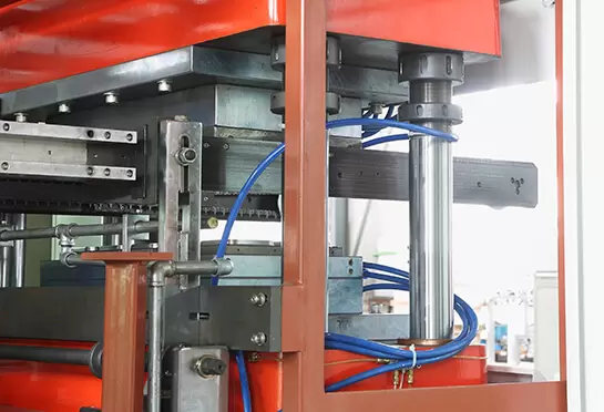 Ish stantsiyalari barqaror to'rtta yo'naltiruvchi ustunli (GCr15 po'lat, tashqarisi qattiq xrom qoplangan) konstruktsiya bilan boshqariladi. Aşınmaya bardoshli va uskunaning ishlash muddatini uzaytiring.