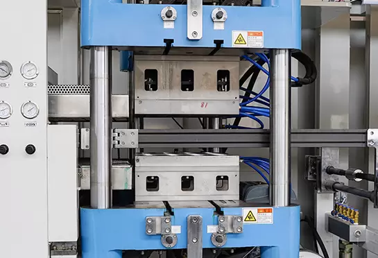 Mog'orni tez o'zgartirish moslamasi mavjud bo'lib, u qolipni almashtirish vaqtini juda qisqartiradi.