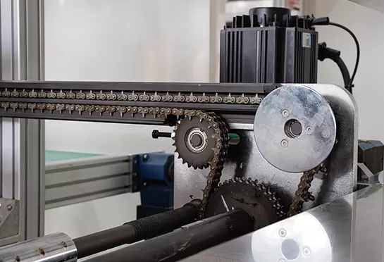 Tishli zanjir 65#Mn dan yasalgan bo'lib, varaqni tashishga yordam beradi. Suv sovutgichli alyuminiy relslar, suvni tejash.