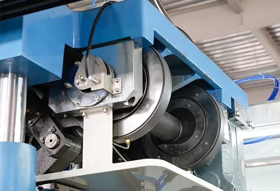 Har bir stansiya eksantrik krank aloqasi tuzilishi bilan boshqariladi.