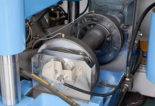 Har bir stansiya eksantrik krank aloqasi tuzilishi bilan boshqariladi.