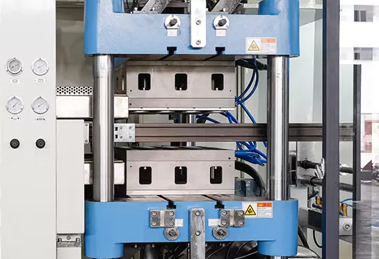 Mog'orni tez o'zgartirish moslamasi mavjud bo'lib, u qolipni almashtirish vaqtini juda qisqartiradi.