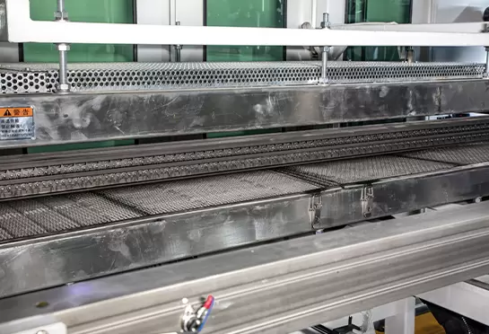 Mashina PID harorat tizimini qabul qiladi, u yuqori aniqlik va haroratni nazorat qilish tolerantligini ＜1 ℃ ko'rsatadi.